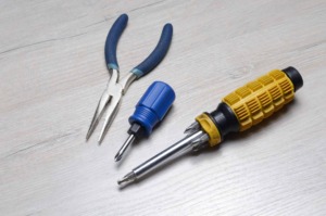 outils-pour-visser-et-fixer-electricien